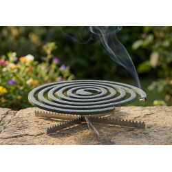 Anwendung der Mückenspirale im Garten